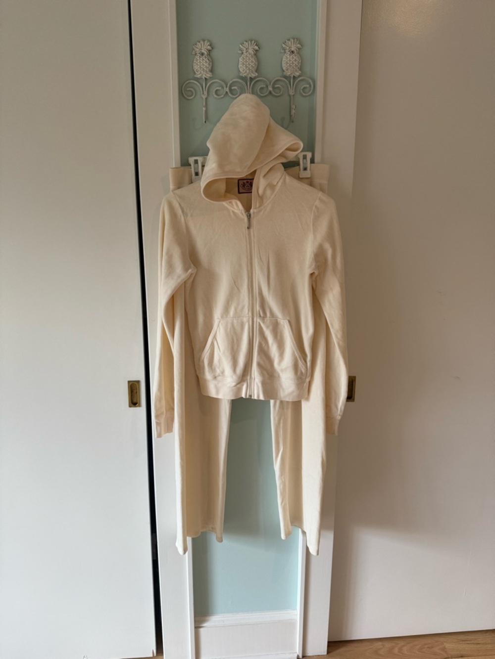 Juicy Couture Y2K Cream 2 piece track suit. Jacket: Medium. Pants: Small